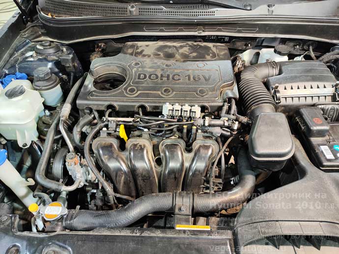 ГБО Digitronic в подкапотном пространстве, установка на Хендай Соната, 2010 г.в., 2,0 л., 150 л.с., с пробегом 196 398 км., ВЗУ в лючке бензобака, тороидальный баллон 54 литра в багажнике, в нише для запасного колеса, Нижний Новгород, Дзержинск