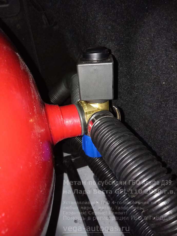 горловина 90-литрового баллона, установка метанового ГБО Альфа D39 на Лада Веста GFL 110 2020 г.в., 1.6 л., 106 л.с., с пробегом; 104 385 км., цилиндрический баллон 90 литров в багажнике, за задним рядом сидений, Нижний Новгород, Дзержинск