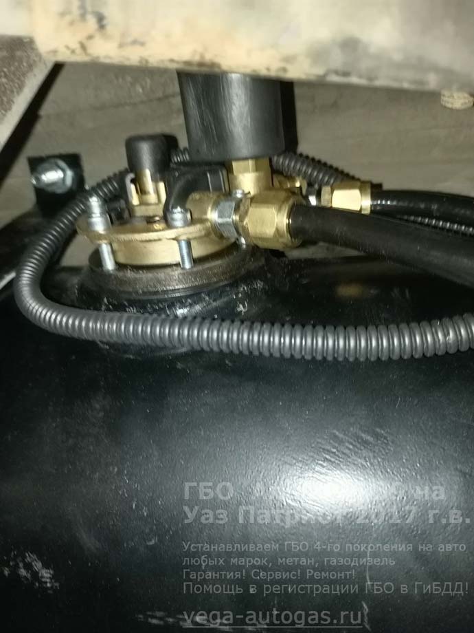 второй 35-литровый газовый баллон, установка ГБО Альфа Д39 на Уаз Патриот 2017 г.в., 2.7 л, 134,60 л.с., с пробегом 142 780 км., 2 цилиндрических баллона по 35 литров в багажнике, Нижний Новгород, Дзержинск