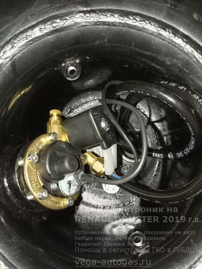 горловина 63-литрового тороидального баллона, установка ГБО Диджитроник на Рено Дастер, 2019 г.в., 2,0 л., 143 л.с., с пробегом 58 630 км., ВЗУ в лючке бензобака, тороидальный баллон 63 литра в багажнике, в нише для запасного колеса, Нижний Новгород, Дзержинск